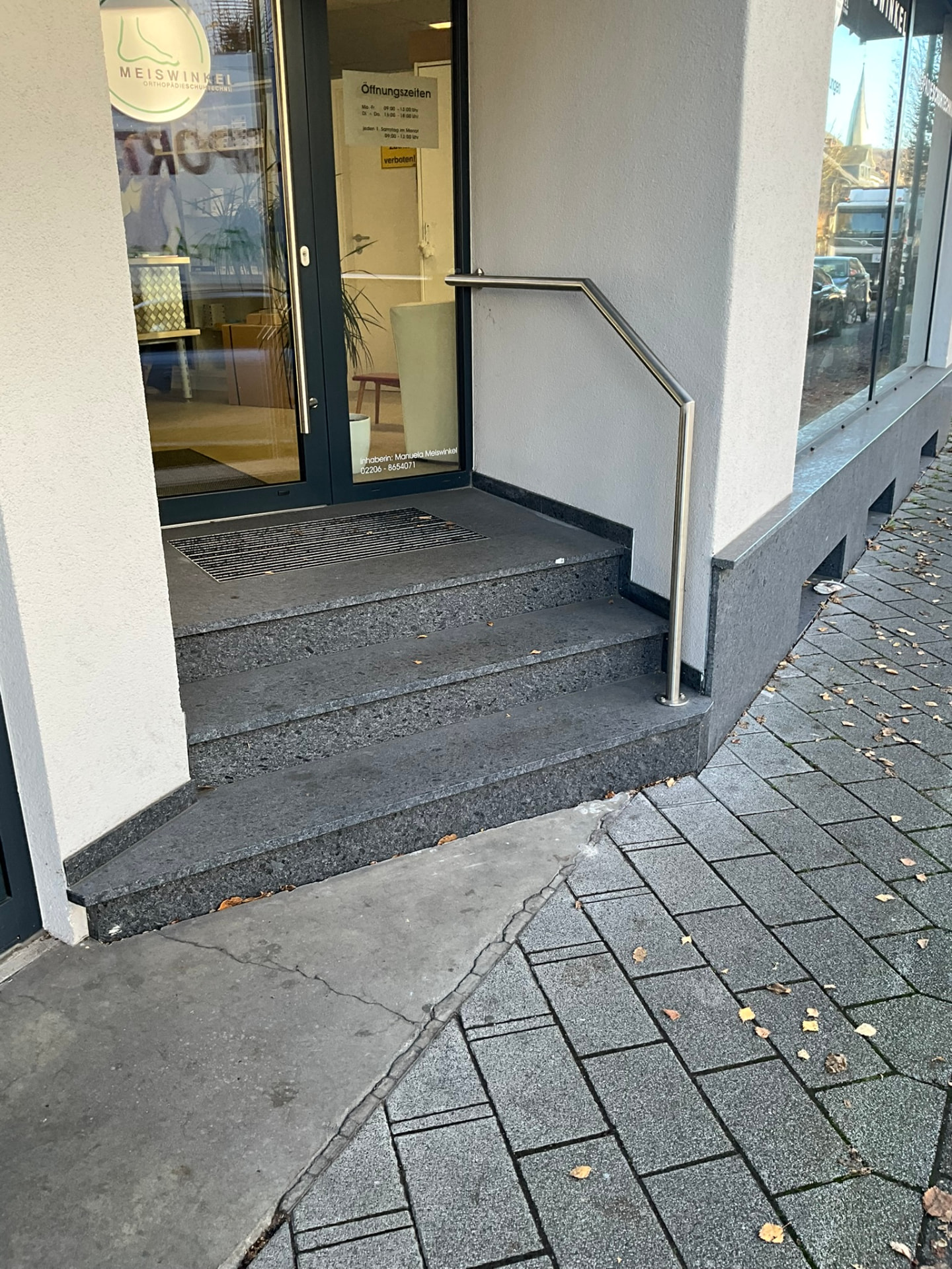 Edelstahlhandlauf an einer Ladentreppe im Eingangsbereich