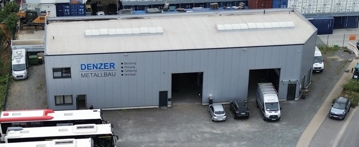 Luftbild der Produktionshalle von Denzer Metallbau in Overath
