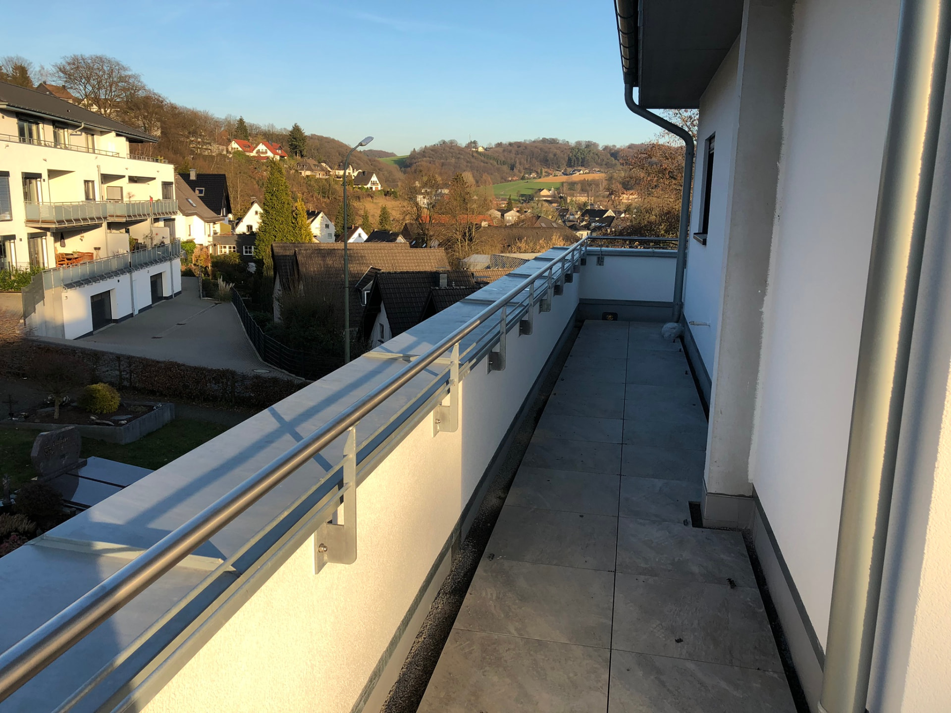 Edelstahlgeländer mit Querstäben auf einem Dachterrassen-Balkon