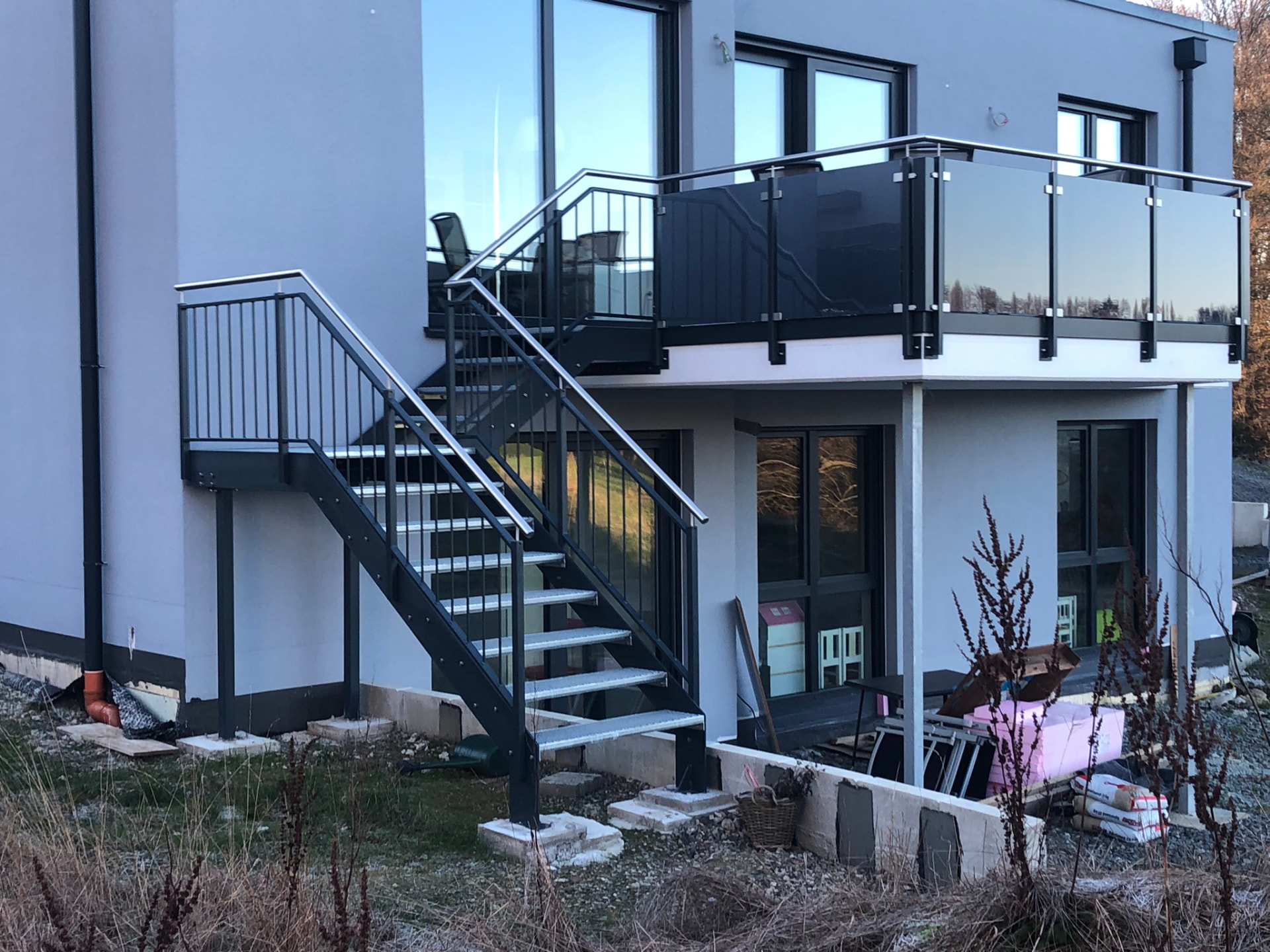 Außentreppe aus Stahl an einem Wohnhaus