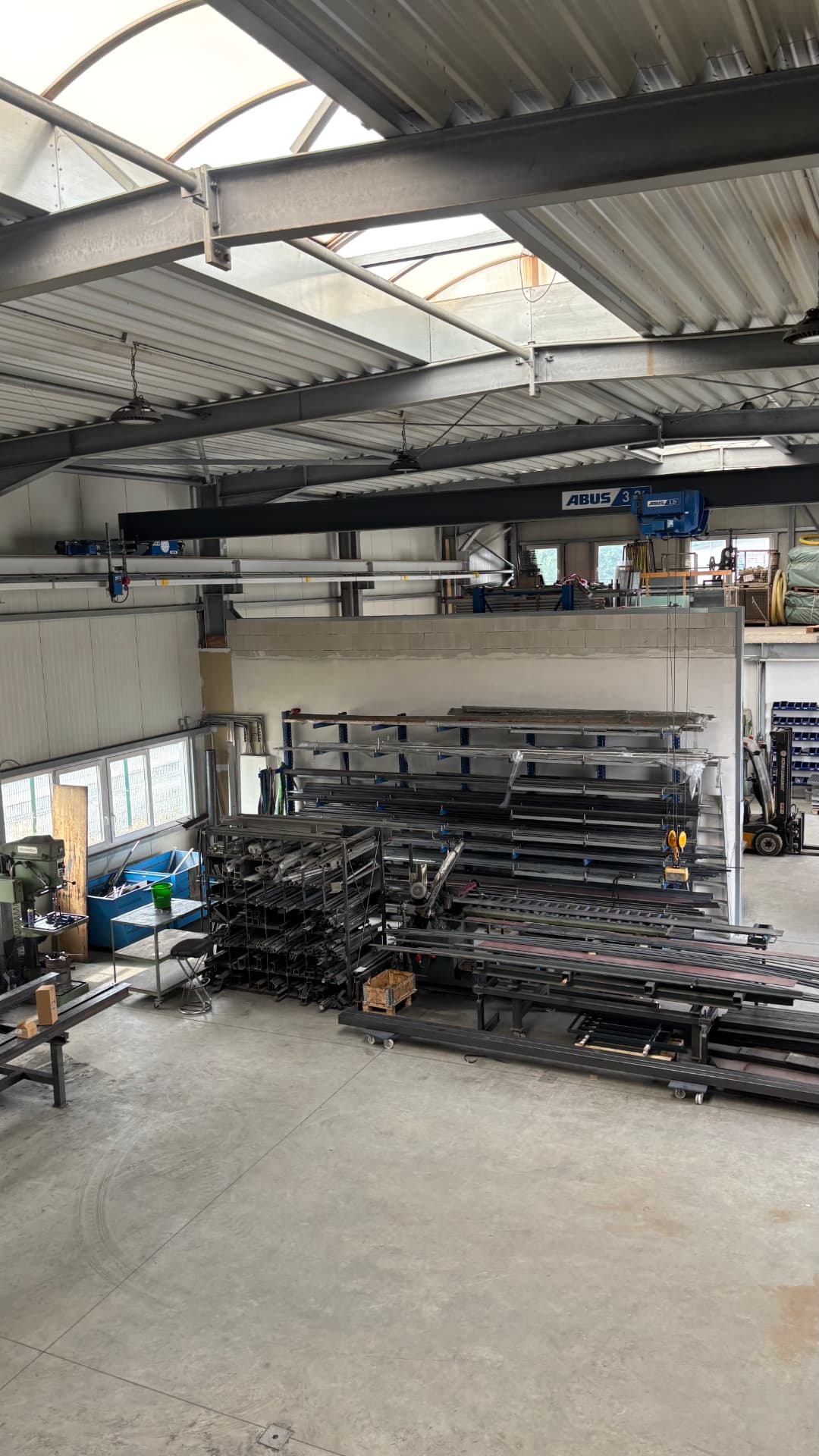 Innenansicht der Produktionshalle mit Hallenkran